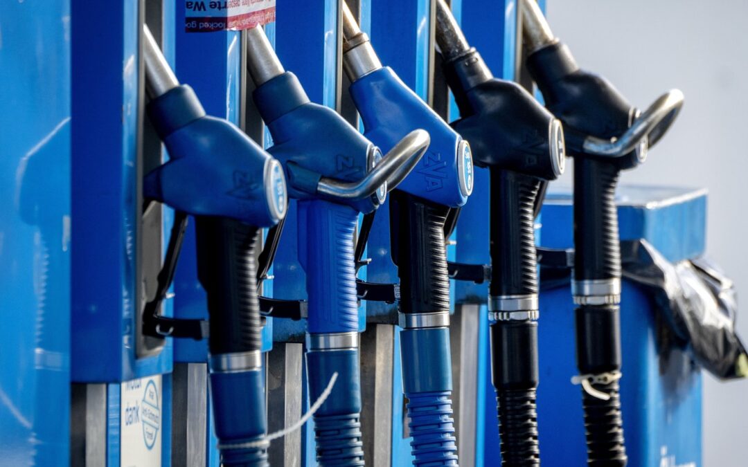 Oil prices plunge, Canadian energy stocks take beating as global banking fears spread